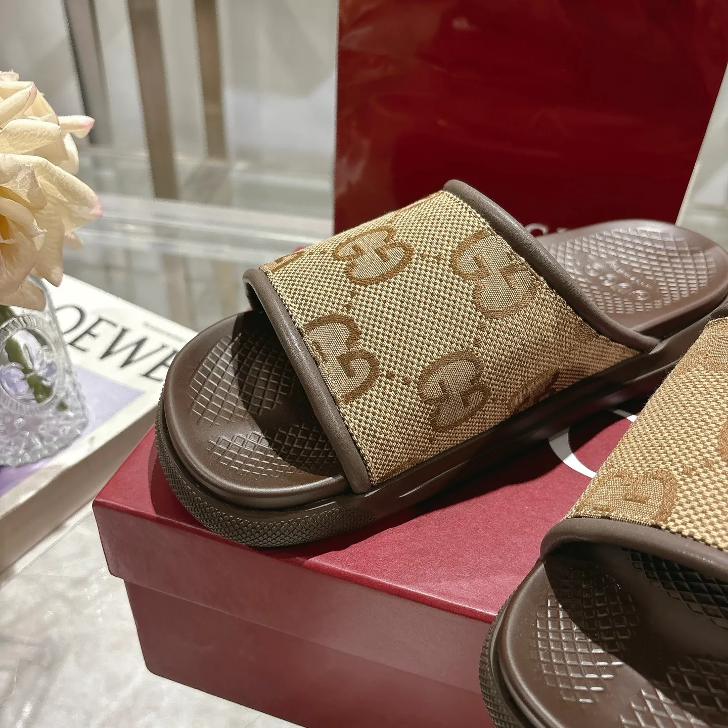 p400🐮🐮New summer men's slip-on slippers. Inspired by the summer spirit and beach clubs of the Italian coast, this piece is part of Gucci Lido. The Pre-Fall collection reinterprets the brand's signature elements and sophisticated patterns in a contemporary way. Made from black rubber, these flat sandals feature a slip-on design that reinterprets the brand's distinctive green and red web design. GG Classic Upper Men's Molded Rubber Footbed Gucci Logo Flat Made in Italy Size: Men's 40 to 47,